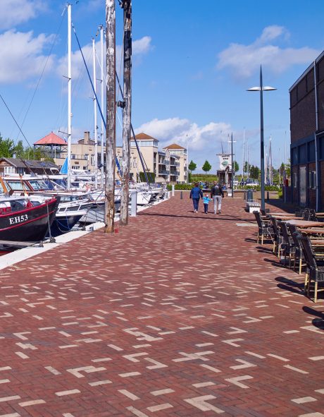 Inspire! 01-2019 project Jachthaven, Steenbergen. Opdrachtever: Gemeente Steenbergen. Ontwerp/Architect: Kragten, 's-Hertogenbosch. Aannemer: KWS Infra, Roosendaal; Aquavia, Sas van Gent. Jaar van realisatie: 2016. Straatbakstenen: Padova KK80 en Mix: Padova en Siena DF