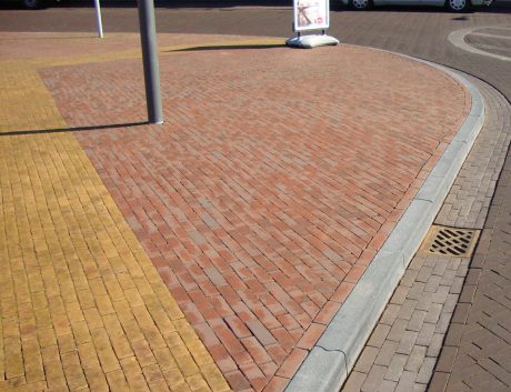 Transformatie dorpsplein | Neede, Berkelland | Straatbakstenen: Omber DF en KK80, Nero DF en KK80, Padova DF, Paviona DF en KK80, Solane DF, Mastiek DF en Wit geglazuurde straatbakstenen - Mix: Omber, Padova en Nero DF | Architect: Sacon, Bureau voor architectuur, stedenbouw en landschap, Zwolle | Opdrachtgever: Gemeente Berkelland | Aannemer: Lansink Wegenbouw, Saasveld | Jaar van realisatie: 2013 - 2015