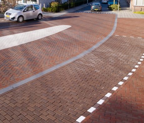 Transformatie dorpsplein | Neede, Berkelland | Straatbakstenen: Omber DF en KK80, Nero DF en KK80, Padova DF, Paviona DF en KK80, Solane DF, Mastiek DF en Wit geglazuurde straatbakstenen - Mix: Omber, Padova en Nero DF | Architect: Sacon, Bureau voor architectuur, stedenbouw en landschap, Zwolle | Opdrachtgever: Gemeente Berkelland | Aannemer: Lansink Wegenbouw, Saasveld | Jaar van realisatie: 2013 - 2015