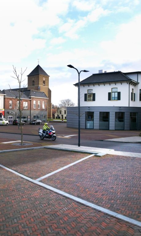 Transformatie dorpsplein | Neede, Berkelland | Straatbakstenen: Omber DF en KK80, Nero DF en KK80, Padova DF, Paviona DF en KK80, Solane DF, Mastiek DF en Wit geglazuurde straatbakstenen - Mix: Omber, Padova en Nero DF | Architect: Sacon, Bureau voor architectuur, stedenbouw en landschap, Zwolle | Opdrachtgever: Gemeente Berkelland | Aannemer: Lansink Wegenbouw, Saasveld | Jaar van realisatie: 2013 - 2015