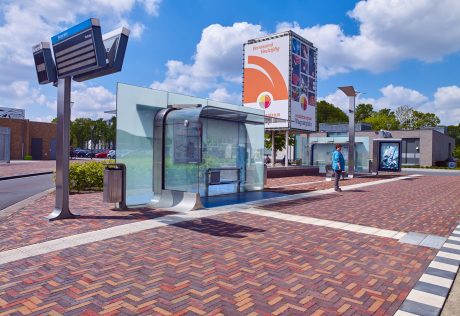 Inspire! 01-2019 project - Wagnerplein, Tilburg. Opdrachtgever: Bouwfonds Property Developmen, Eindhoven. Ontwerp/architect: wUrck architectuur stedenbouw landschap, Rotterdam. Aannemer: Mouwrik Waardenburg B.V., Waardenburg. Jaar van realisatie: 2016-2019. Straatbakstenen: Mix DF: Juist, Baltrum, Norderney en Langeoog.