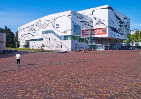 Inspire! 01-2019 project - Wagnerplein, Tilburg. Opdrachtgever: Bouwfonds Property Developmen, Eindhoven. Ontwerp/architect: wUrck architectuur stedenbouw landschap, Rotterdam. Aannemer: Mouwrik Waardenburg B.V., Waardenburg. Jaar van realisatie: 2016-2019. Straatbakstenen: Mix DF: Juist, Baltrum, Norderney en Langeoog.