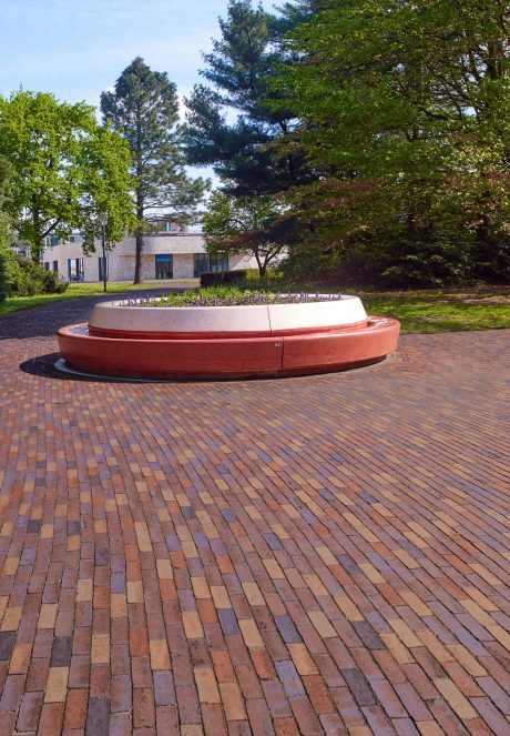 Inspire! 01-2019 project - Wagnerplein, Tilburg. Opdrachtgever: Bouwfonds Property Developmen, Eindhoven. Ontwerp/architect: wUrck architectuur stedenbouw landschap, Rotterdam. Aannemer: Mouwrik Waardenburg B.V., Waardenburg. Jaar van realisatie: 2016-2019. Straatbakstenen: Mix DF: Juist, Baltrum, Norderney en Langeoog.