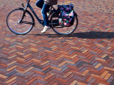 Inspire! 01-2019 project - Wagnerplein, Tilburg. Opdrachtgever: Bouwfonds Property Developmen, Eindhoven. Ontwerp/architect: wUrck architectuur stedenbouw landschap, Rotterdam. Aannemer: Mouwrik Waardenburg B.V., Waardenburg. Jaar van realisatie: 2016-2019. Straatbakstenen: Mix DF: Juist, Baltrum, Norderney en Langeoog.