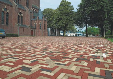 Herinrichting plein | Leonarduskerk, Helmond | Straatbakstenen: mix: Siena, Torino, Omber DF | Architect en opdrachtgever: Gemeente Helmond