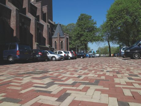 Herinrichting plein | Leonarduskerk, Helmond | Straatbakstenen: mix: Siena, Torino, Omber DF | Architect en opdrachtgever: Gemeente Helmond