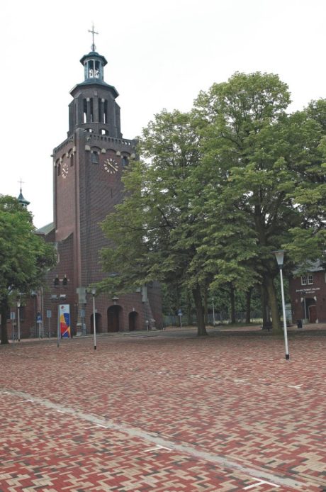 Herinrichting plein | Leonarduskerk, Helmond | Straatbakstenen: mix: Siena, Torino, Omber DF | Architect en opdrachtgever: Gemeente Helmond