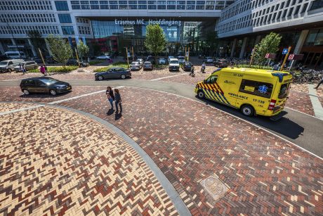 Herinrichting, Erasmus MC, Rotterdam | Straatbakstenen: Mastiek, Omber, Paviona en Siena DF | Architect: Juurlink [+] Geluk BNSP, Rotterdam en Amsterdam | Opdrachtgever: Gemeente Rotterdam en Erasmus Medisch Centrum | Aannemer: Van Dijk Maasland B.V., Maasland - Van den Heuvel, Aannemingsbedrijf B.V., Heesch | Jaar van realisatie: 2017-2018
