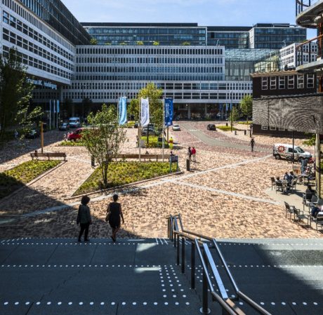 Herinrichting, Erasmus MC, Rotterdam | Straatbakstenen: Mastiek, Omber, Paviona en Siena DF | Architect: Juurlink [+] Geluk BNSP, Rotterdam en Amsterdam | Opdrachtgever: Gemeente Rotterdam en Erasmus Medisch Centrum | Aannemer: Van Dijk Maasland B.V., Maasland - Van den Heuvel, Aannemingsbedrijf B.V., Heesch | Jaar van realisatie: 2017-2018