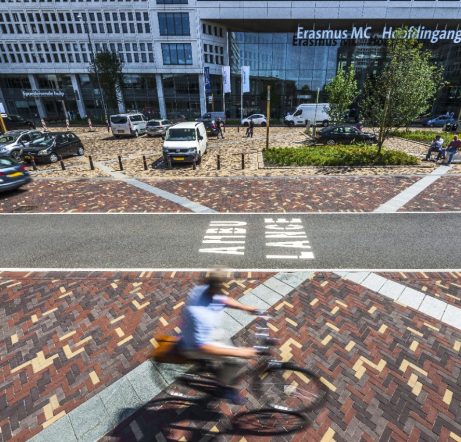 Herinrichting, Erasmus MC, Rotterdam | Straatbakstenen: Mastiek, Omber, Paviona en Siena DF | Architect: Juurlink [+] Geluk BNSP, Rotterdam en Amsterdam | Opdrachtgever: Gemeente Rotterdam en Erasmus Medisch Centrum | Aannemer: Van Dijk Maasland B.V., Maasland - Van den Heuvel, Aannemingsbedrijf B.V., Heesch | Jaar van realisatie: 2017-2018