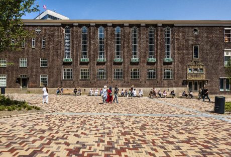 Herinrichting, Erasmus MC, Rotterdam | Straatbakstenen: Mastiek, Omber, Paviona en Siena DF | Architect: Juurlink [+] Geluk BNSP, Rotterdam en Amsterdam | Opdrachtgever: Gemeente Rotterdam en Erasmus Medisch Centrum | Aannemer: Van Dijk Maasland B.V., Maasland - Van den Heuvel, Aannemingsbedrijf B.V., Heesch | Jaar van realisatie: 2017-2018