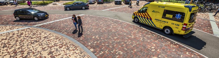 Uitbundig kleurenpalet voor een echt plein | Erasmus MC, Rotterdam