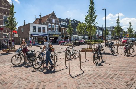 Winkelstraat van 'foeilelijk' naar 'fantastisch' | Breestraat, Beverwijk | Straatbakstenen: mix Ravenna, Bruno en Mastiek,  Padova LF65 (stoepen) en de Nero WF (strook langs gevels) | Architect: OKRA landschapsarchitecten, Utrecht | Opdrachtgever: Gemeente Beverwijk | Aannemer: KWS Infra, Amsterdam-Heerhugowaard | Realisatie: 2017