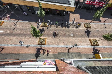 Winkelstraat van 'foeilelijk' naar 'fantastisch' | Breestraat, Beverwijk | Straatbakstenen: mix Ravenna, Bruno en Mastiek,  Padova LF65 (stoepen) en de Nero WF (strook langs gevels) | Architect: OKRA landschapsarchitecten, Utrecht | Opdrachtgever: Gemeente Beverwijk | Aannemer: KWS Infra, Amsterdam-Heerhugowaard | Realisatie: 2017