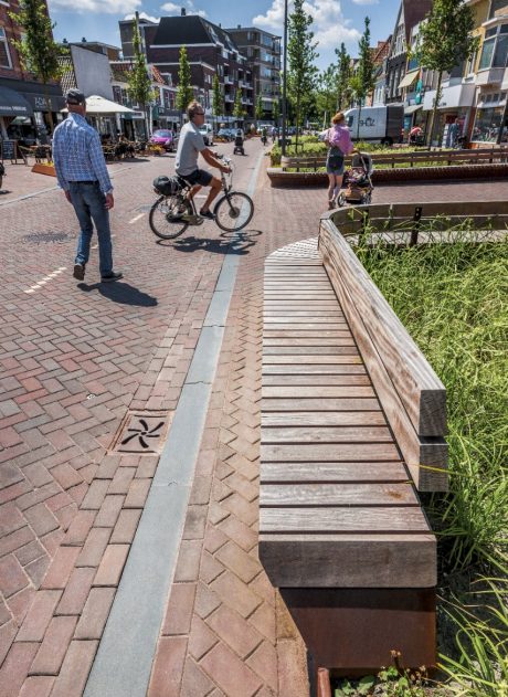 Winkelstraat van 'foeilelijk' naar 'fantastisch' | Breestraat, Beverwijk | Straatbakstenen: mix Ravenna, Bruno en Mastiek,  Padova LF65 (stoepen) en de Nero WF (strook langs gevels) | Architect: OKRA landschapsarchitecten, Utrecht | Opdrachtgever: Gemeente Beverwijk | Aannemer: KWS Infra, Amsterdam-Heerhugowaard | Realisatie: 2017