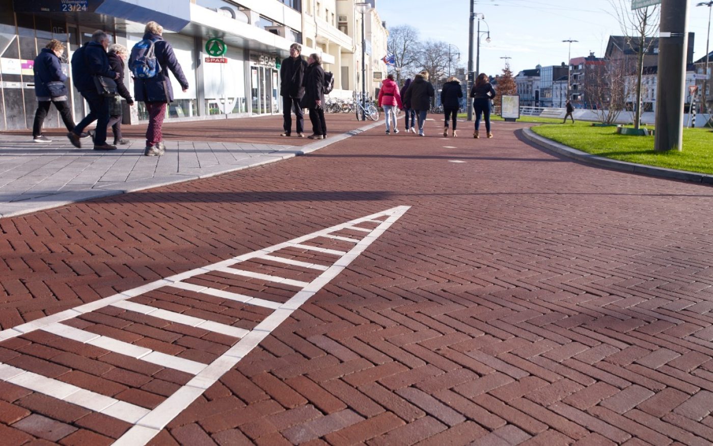 Herontikkeling | Arnhem Centraal | Straatbakstenen: Paviona en Argenti DF | Architect en opdrachtgever: Gemeente Arnhem | Aannemer: Roelofs Groep, Den Ham | Jaar van realisatie: 2015