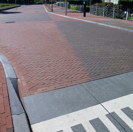 Omvorming stationsplein | Hardenberg | Straatbakstenen: Paviona en Omber DF | Architect: Orbis Engineering, Hattem | Opdrachtgever: Gemeente Hardenberg | Aannemer: NTP, Hattem