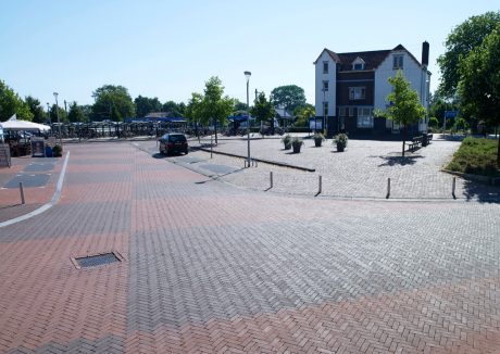 Omvorming stationsplein | Hardenberg | Straatbakstenen: Paviona en Omber DF | Architect: Orbis Engineering, Hattem | Opdrachtgever: Gemeente Hardenberg | Aannemer: NTP, Hattem