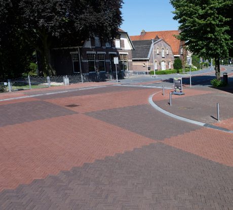Omvorming stationsplein | Hardenberg | Straatbakstenen: Paviona en Omber DF | Architect: Orbis Engineering, Hattem | Opdrachtgever: Gemeente Hardenberg | Aannemer: NTP, Hattem