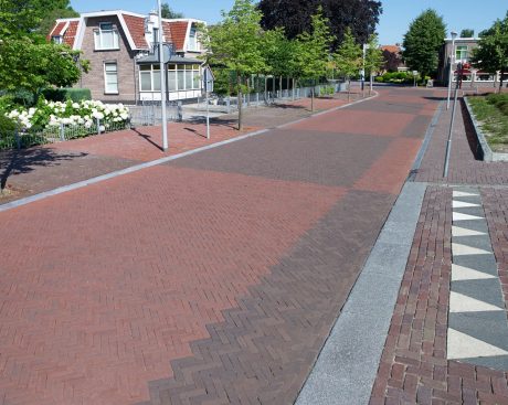 Omvorming stationsplein | Hardenberg | Straatbakstenen: Paviona en Omber DF | Architect: Orbis Engineering, Hattem | Opdrachtgever: Gemeente Hardenberg | Aannemer: NTP, Hattem
