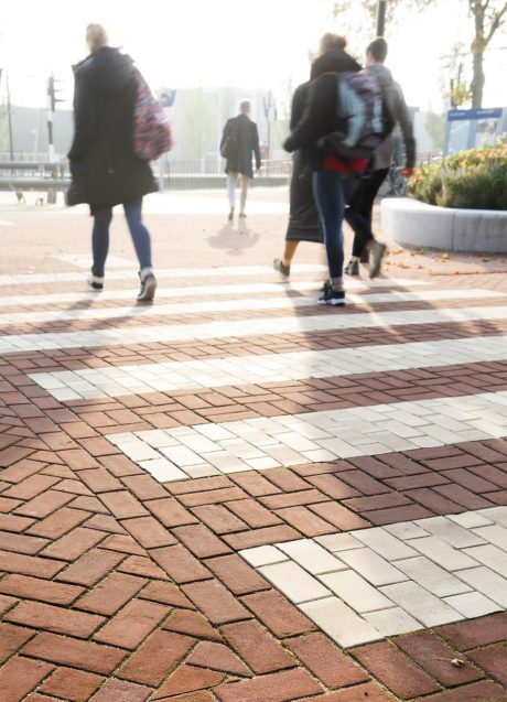 Herinrichting centrum, Middelburg | Straatbakstenen: Middelburgmix WF | Aannemer: Aannemersbedrijf J.M.B., Oudenbosch JD Infra, Meliskerke | Architect en opdrachtgever: Gemeente Zevenaar | Aannemer: Hoornstra Infrabouw, Doesburg