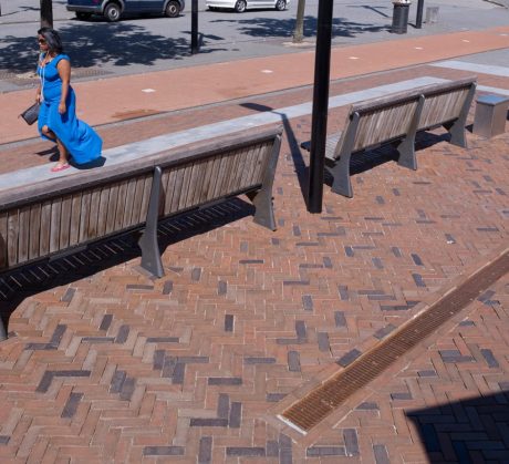 Herinrichting | Stationsgebied, Hoofddorp | Straatbakstenen mix: Novoton WF en DF en Nero wasserstrich WF en DF | Architect: VEVAP landschapsarchitectuur, Haarlem | Opdrachtgever: Gemeente Haarlemmermeer | Aannemer: AW Vessies Infra, Lisse | Jaar van realisatie: 2014-2015