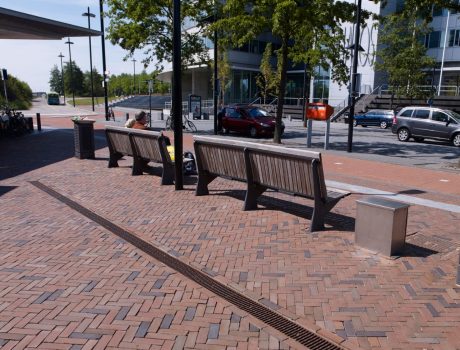 Herinrichting | Stationsgebied, Hoofddorp | Straatbakstenen mix: Novoton WF en DF en Nero wasserstrich WF en DF | Architect: VEVAP landschapsarchitectuur, Haarlem | Opdrachtgever: Gemeente Haarlemmermeer | Aannemer: AW Vessies Infra, Lisse | Jaar van realisatie: 2014-2015