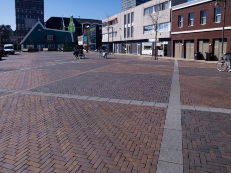 Herontwikkeling | Inverdan, Zaanstad | Straatbakstenen: Inverdan mix in WF en DF (project specifiek) en Toledo wasserstrich DF | Architect: Soeters van Eldonk Architecten, Amsterdam | Opdrachtgever: Gemeente Zaanstad | Aannemer: Gebroeders Beentjes, Akersloot en Gebroeders van der Veekens, Zaandam