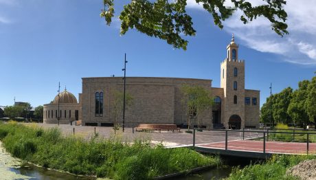 Nero en Brons Wasserstrich DF. Opdrachtgever: Gemeente Leiden. Ontwerp: Delva Landscape Architects. Ter Haarplein bij Isalmitisch Centrum Alhijra | Leiden