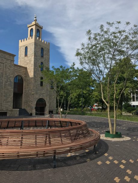 Nero en Brons Wasserstrich DF. Opdrachtgever: Gemeente Leiden. Ontwerp: Delva Landscape Architects. Ter Haarplein bij Isalmitisch Centrum Alhijra | Leiden