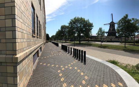 Nero en Brons Wasserstrich DF. Opdrachtgever: Gemeente Leiden. Ontwerp: Delva Landscape Architects. Ter Haarplein bij Isalmitisch Centrum Alhijra | Leiden