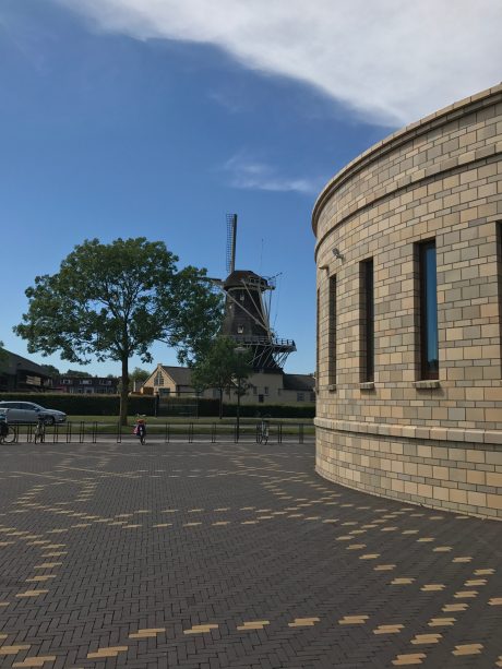 Nero en Brons Wasserstrich DF. Opdrachtgever: Gemeente Leiden. Ontwerp: Delva Landscape Architects. Ter Haarplein bij Isalmitisch Centrum Alhijra | Leiden