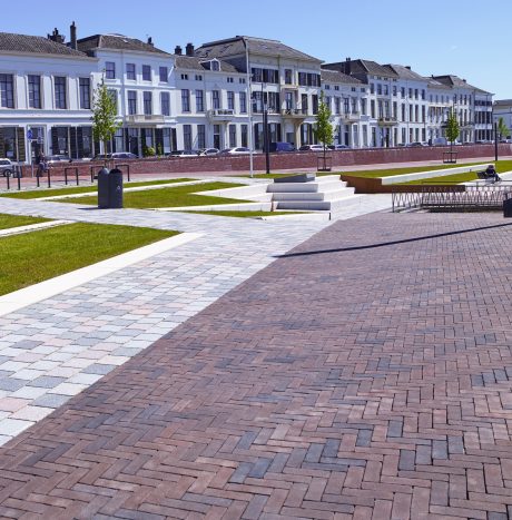 Inspire! 01-2019 project - IJsselkade, Zutphen Hosper. Opdrachtgever: Gemeente Zupthen. Ontwerp/architect: HOSPER landschapsarchitectuur en stedenbouw, Haarlem. Bestek: Roelofs advies & ontwerp, Den Ham. Aannemer: Combinatie NTP Infra/De Klerk V.O.F.. Jaar van realisatie: 2017-2018. Straatbakstnene: Basalt, Padova en Argenti DF