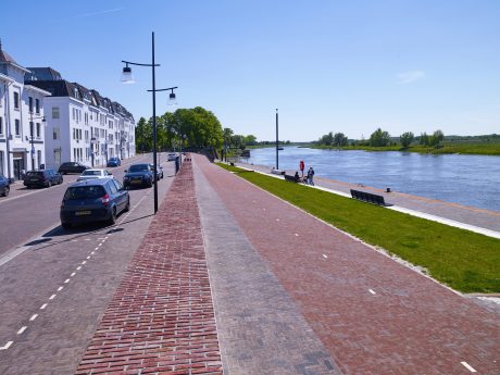 Inspire! 01-2019 project - IJsselkade, Zutphen Hosper. Opdrachtgever: Gemeente Zupthen. Ontwerp/architect: HOSPER landschapsarchitectuur en stedenbouw, Haarlem. Bestek: Roelofs advies & ontwerp, Den Ham. Aannemer: Combinatie NTP Infra/De Klerk V.O.F.. Jaar van realisatie: 2017-2018. Straatbakstnene: Basalt, Padova en Argenti DF