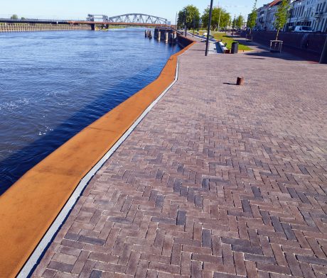 Inspire! 01-2019 project - IJsselkade, Zutphen Hosper. Opdrachtgever: Gemeente Zupthen. Ontwerp/architect: HOSPER landschapsarchitectuur en stedenbouw, Haarlem. Bestek: Roelofs advies & ontwerp, Den Ham. Aannemer: Combinatie NTP Infra/De Klerk V.O.F.. Jaar van realisatie: 2017-2018. Straatbakstnene: Basalt, Padova en Argenti DF