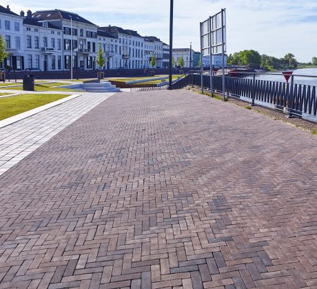 Inspire! 01-2019 project - IJsselkade, Zutphen Hosper. Opdrachtgever: Gemeente Zupthen. Ontwerp/architect: HOSPER landschapsarchitectuur en stedenbouw, Haarlem. Bestek: Roelofs advies & ontwerp, Den Ham. Aannemer: Combinatie NTP Infra/De Klerk V.O.F.. Jaar van realisatie: 2017-2018. Straatbakstnene: Basalt, Padova en Argenti DF