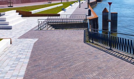 Inspire! 01-2019 project - IJsselkade, Zutphen Hosper. Opdrachtgever: Gemeente Zupthen. Ontwerp/architect: HOSPER landschapsarchitectuur en stedenbouw, Haarlem. Bestek: Roelofs advies & ontwerp, Den Ham. Aannemer: Combinatie NTP Infra/De Klerk V.O.F.. Jaar van realisatie: 2017-2018. Straatbakstnene: Basalt, Padova en Argenti DF