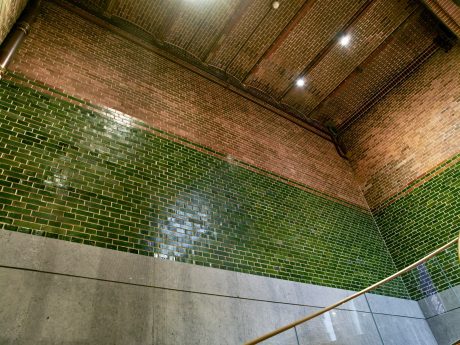 Renovatie de Beurs van Berlage, Damrak, Amsterdam. Architect: Bierman Henket architecten met projectarchitect Henk van Laarhoven. Adviseur: van Bremen Bouwadviseurs, Sanne Mouwen en Wietse den Hartog Opdrachtgever: Beurs van Berlage  Aannemer: N.J. de Nijs te Warmenhuizen. Bouw Matrialen Handel, BMH: Cementbouw Heemstede, Jan Woudhuizen en Niels Bethlehem. Maatwerk Glazuurstenen in verschillende formaten en 15 kleuren die passen bij de oude stenen: 1 kleur geel, 3 kleur blauw, 4 kleuren bruin, 2 kleuren grijs-wit, 3 kleuren wit en 2 kleuren groen (de laatste loodhoudende glazuur): Een deel van het interieur is aangepast rond de receptie (ruimte 0.012), de oude pantry (ruimte 0.06) nu trap naar souterain, twee toiletgroepen (ruimte 0.05) nu  en de tentoonstellingsruimte in de kelder.  Jaar van oplevering: 2017 Rode strengperstenen (uni-rood van Panningen): Nieuwe metselwerkboog rechts van huidige receptie (t.p.v. oude pantry). Rood kolenstook Renova van Wienerberger Bemmel: Vervangen van bestaande deur (Stalen dir met rechte latei) naar nieuwe deur aan achterzijde van de Beurs (Beursstraat). Aanpassing van het metselwerk met segmentboog en inboetwerk. Zie bijgaande foto.