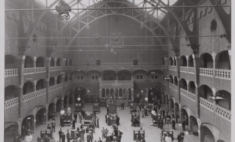 Renovatie de Beurs van Berlage, Damrak, Amsterdam. Architect: Bierman Henket architecten met projectarchitect Henk van Laarhoven. Adviseur: van Bremen Bouwadviseurs, Sanne Mouwen en Wietse den Hartog Opdrachtgever: Beurs van Berlage  Aannemer: N.J. de Nijs te Warmenhuizen. Bouw Matrialen Handel, BMH: Cementbouw Heemstede, Jan Woudhuizen en Niels Bethlehem. Maatwerk Glazuurstenen in verschillende formaten en 15 kleuren die passen bij de oude stenen: 1 kleur geel, 3 kleur blauw, 4 kleuren bruin, 2 kleuren grijs-wit, 3 kleuren wit en 2 kleuren groen (de laatste loodhoudende glazuur): Een deel van het interieur is aangepast rond de receptie (ruimte 0.012), de oude pantry (ruimte 0.06) nu trap naar souterain, twee toiletgroepen (ruimte 0.05) nu  en de tentoonstellingsruimte in de kelder.  Jaar van oplevering: 2017 Rode strengperstenen (uni-rood van Panningen): Nieuwe metselwerkboog rechts van huidige receptie (t.p.v. oude pantry). Rood kolenstook Renova van Wienerberger Bemmel: Vervangen van bestaande deur (Stalen dir met rechte latei) naar nieuwe deur aan achterzijde van de Beurs (Beursstraat). Aanpassing van het metselwerk met segmentboog en inboetwerk. Zie bijgaande foto.