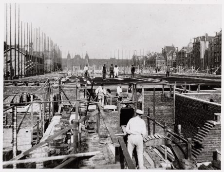 Renovatie de Beurs van Berlage, Damrak, Amsterdam. Architect: Bierman Henket architecten met projectarchitect Henk van Laarhoven. Adviseur: van Bremen Bouwadviseurs, Sanne Mouwen en Wietse den Hartog Opdrachtgever: Beurs van Berlage  Aannemer: N.J. de Nijs te Warmenhuizen. Bouw Matrialen Handel, BMH: Cementbouw Heemstede, Jan Woudhuizen en Niels Bethlehem. Maatwerk Glazuurstenen in verschillende formaten en 15 kleuren die passen bij de oude stenen: 1 kleur geel, 3 kleur blauw, 4 kleuren bruin, 2 kleuren grijs-wit, 3 kleuren wit en 2 kleuren groen (de laatste loodhoudende glazuur): Een deel van het interieur is aangepast rond de receptie (ruimte 0.012), de oude pantry (ruimte 0.06) nu trap naar souterain, twee toiletgroepen (ruimte 0.05) nu  en de tentoonstellingsruimte in de kelder.  Jaar van oplevering: 2017 Rode strengperstenen (uni-rood van Panningen): Nieuwe metselwerkboog rechts van huidige receptie (t.p.v. oude pantry). Rood kolenstook Renova van Wienerberger Bemmel: Vervangen van bestaande deur (Stalen dir met rechte latei) naar nieuwe deur aan achterzijde van de Beurs (Beursstraat). Aanpassing van het metselwerk met segmentboog en inboetwerk. Zie bijgaande foto.