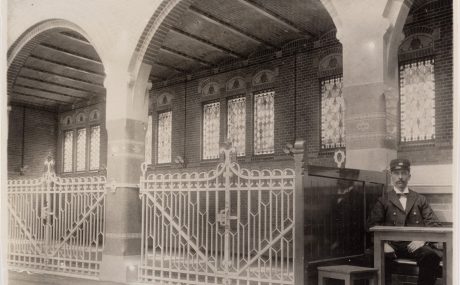 Renovatie de Beurs van Berlage, Damrak, Amsterdam. Architect: Bierman Henket architecten met projectarchitect Henk van Laarhoven. Adviseur: van Bremen Bouwadviseurs, Sanne Mouwen en Wietse den Hartog Opdrachtgever: Beurs van Berlage  Aannemer: N.J. de Nijs te Warmenhuizen. Bouw Matrialen Handel, BMH: Cementbouw Heemstede, Jan Woudhuizen en Niels Bethlehem. Maatwerk Glazuurstenen in verschillende formaten en 15 kleuren die passen bij de oude stenen: 1 kleur geel, 3 kleur blauw, 4 kleuren bruin, 2 kleuren grijs-wit, 3 kleuren wit en 2 kleuren groen (de laatste loodhoudende glazuur): Een deel van het interieur is aangepast rond de receptie (ruimte 0.012), de oude pantry (ruimte 0.06) nu trap naar souterain, twee toiletgroepen (ruimte 0.05) nu  en de tentoonstellingsruimte in de kelder.  Jaar van oplevering: 2017 Rode strengperstenen (uni-rood van Panningen): Nieuwe metselwerkboog rechts van huidige receptie (t.p.v. oude pantry). Rood kolenstook Renova van Wienerberger Bemmel: Vervangen van bestaande deur (Stalen dir met rechte latei) naar nieuwe deur aan achterzijde van de Beurs (Beursstraat). Aanpassing van het metselwerk met segmentboog en inboetwerk. Zie bijgaande foto.