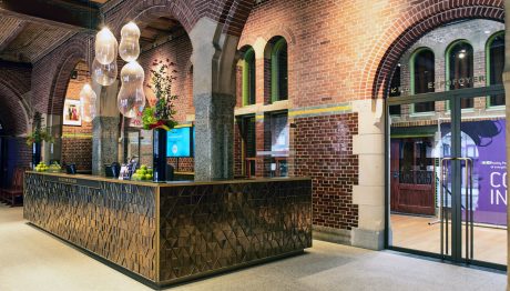 Renovatie de Beurs van Berlage, Damrak, Amsterdam. Architect: Bierman Henket architecten met projectarchitect Henk van Laarhoven. Adviseur: van Bremen Bouwadviseurs, Sanne Mouwen en Wietse den Hartog Opdrachtgever: Beurs van Berlage  Aannemer: N.J. de Nijs te Warmenhuizen. Bouw Matrialen Handel, BMH: Cementbouw Heemstede, Jan Woudhuizen en Niels Bethlehem. Maatwerk Glazuurstenen in verschillende formaten en 15 kleuren die passen bij de oude stenen: 1 kleur geel, 3 kleur blauw, 4 kleuren bruin, 2 kleuren grijs-wit, 3 kleuren wit en 2 kleuren groen (de laatste loodhoudende glazuur): Een deel van het interieur is aangepast rond de receptie (ruimte 0.012), de oude pantry (ruimte 0.06) nu trap naar souterain, twee toiletgroepen (ruimte 0.05) nu  en de tentoonstellingsruimte in de kelder.  Jaar van oplevering: 2017 Rode strengperstenen (uni-rood van Panningen): Nieuwe metselwerkboog rechts van huidige receptie (t.p.v. oude pantry). Rood kolenstook Renova van Wienerberger Bemmel: Vervangen van bestaande deur (Stalen dir met rechte latei) naar nieuwe deur aan achterzijde van de Beurs (Beursstraat). Aanpassing van het metselwerk met segmentboog en inboetwerk. Zie bijgaande foto.