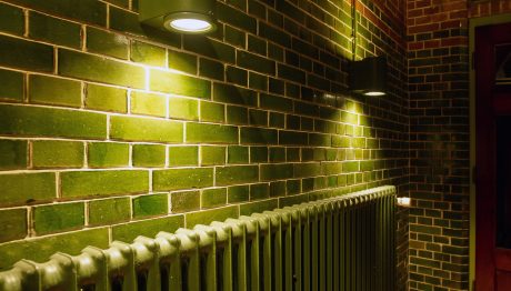 Renovatie de Beurs van Berlage, Damrak, Amsterdam. Architect: Bierman Henket architecten met projectarchitect Henk van Laarhoven. Adviseur: van Bremen Bouwadviseurs, Sanne Mouwen en Wietse den Hartog Opdrachtgever: Beurs van Berlage  Aannemer: N.J. de Nijs te Warmenhuizen. Bouw Matrialen Handel, BMH: Cementbouw Heemstede, Jan Woudhuizen en Niels Bethlehem. Maatwerk Glazuurstenen in verschillende formaten en 15 kleuren die passen bij de oude stenen: 1 kleur geel, 3 kleur blauw, 4 kleuren bruin, 2 kleuren grijs-wit, 3 kleuren wit en 2 kleuren groen (de laatste loodhoudende glazuur): Een deel van het interieur is aangepast rond de receptie (ruimte 0.012), de oude pantry (ruimte 0.06) nu trap naar souterain, twee toiletgroepen (ruimte 0.05) nu  en de tentoonstellingsruimte in de kelder.  Jaar van oplevering: 2017 Rode strengperstenen (uni-rood van Panningen): Nieuwe metselwerkboog rechts van huidige receptie (t.p.v. oude pantry). Rood kolenstook Renova van Wienerberger Bemmel: Vervangen van bestaande deur (Stalen dir met rechte latei) naar nieuwe deur aan achterzijde van de Beurs (Beursstraat). Aanpassing van het metselwerk met segmentboog en inboetwerk. Zie bijgaande foto.