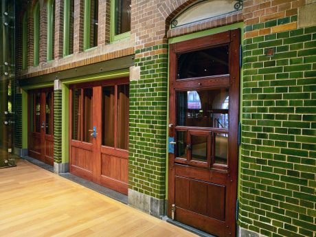 Renovatie de Beurs van Berlage, Damrak, Amsterdam. Architect: Bierman Henket architecten met projectarchitect Henk van Laarhoven. Adviseur: van Bremen Bouwadviseurs, Sanne Mouwen en Wietse den Hartog Opdrachtgever: Beurs van Berlage  Aannemer: N.J. de Nijs te Warmenhuizen. Bouw Matrialen Handel, BMH: Cementbouw Heemstede, Jan Woudhuizen en Niels Bethlehem. Maatwerk Glazuurstenen in verschillende formaten en 15 kleuren die passen bij de oude stenen: 1 kleur geel, 3 kleur blauw, 4 kleuren bruin, 2 kleuren grijs-wit, 3 kleuren wit en 2 kleuren groen (de laatste loodhoudende glazuur): Een deel van het interieur is aangepast rond de receptie (ruimte 0.012), de oude pantry (ruimte 0.06) nu trap naar souterain, twee toiletgroepen (ruimte 0.05) nu  en de tentoonstellingsruimte in de kelder.  Jaar van oplevering: 2017 Rode strengperstenen (uni-rood van Panningen): Nieuwe metselwerkboog rechts van huidige receptie (t.p.v. oude pantry). Rood kolenstook Renova van Wienerberger Bemmel: Vervangen van bestaande deur (Stalen dir met rechte latei) naar nieuwe deur aan achterzijde van de Beurs (Beursstraat). Aanpassing van het metselwerk met segmentboog en inboetwerk. Zie bijgaande foto.