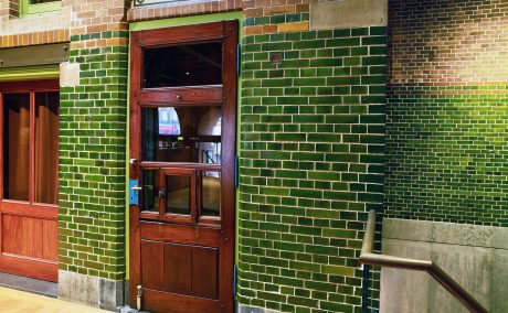 Renovatie de Beurs van Berlage, Damrak, Amsterdam. Architect: Bierman Henket architecten met projectarchitect Henk van Laarhoven. Adviseur: van Bremen Bouwadviseurs, Sanne Mouwen en Wietse den Hartog Opdrachtgever: Beurs van Berlage  Aannemer: N.J. de Nijs te Warmenhuizen. Bouw Matrialen Handel, BMH: Cementbouw Heemstede, Jan Woudhuizen en Niels Bethlehem. Maatwerk Glazuurstenen in verschillende formaten en 15 kleuren die passen bij de oude stenen: 1 kleur geel, 3 kleur blauw, 4 kleuren bruin, 2 kleuren grijs-wit, 3 kleuren wit en 2 kleuren groen (de laatste loodhoudende glazuur): Een deel van het interieur is aangepast rond de receptie (ruimte 0.012), de oude pantry (ruimte 0.06) nu trap naar souterain, twee toiletgroepen (ruimte 0.05) nu  en de tentoonstellingsruimte in de kelder.  Jaar van oplevering: 2017 Rode strengperstenen (uni-rood van Panningen): Nieuwe metselwerkboog rechts van huidige receptie (t.p.v. oude pantry). Rood kolenstook Renova van Wienerberger Bemmel: Vervangen van bestaande deur (Stalen dir met rechte latei) naar nieuwe deur aan achterzijde van de Beurs (Beursstraat). Aanpassing van het metselwerk met segmentboog en inboetwerk. Zie bijgaande foto.