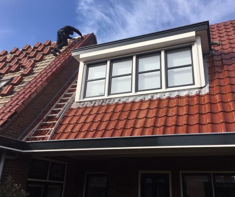 VHV Vario lichtbruin verglaasd. Opdrachtgever: Particulier. Dakdekker: Stef Meijer en Koos Bakker. Dakrenovatie vrijstaande woning | Hippolytushoef