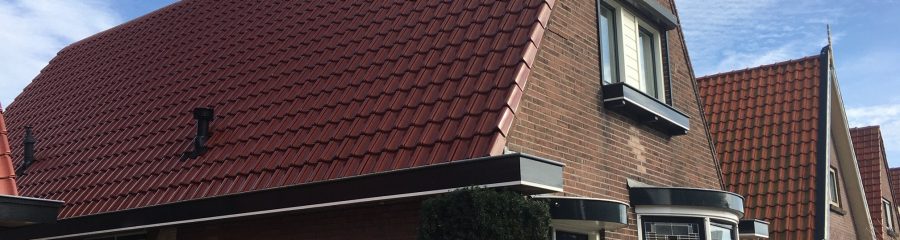 VHV Vario lichtbruin verglaasd. Opdrachtgever: Particulier. Dakdekker: Stef Meijer en Koos Bakker. Dakrenovatie vrijstaande woning | Hippolytushoef