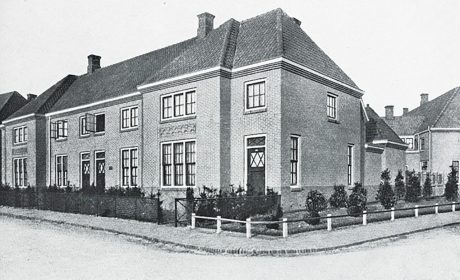 Gevelbaksteen: Rood Kolengestookt VB WF, | Dakpannen: Tuile du Nord 44 Natuurrood 600 en Blauw Gesmoord 706 | Grootschalige Renovatie Philipsdorp | Vooroorlogse Woonwijk, Eindhoven | Architect: Architectenbureau BouwhulpGroep, Eindhoven | Completion Date: 2017-01-01