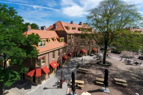 Dakpan: Tuile du Nord 44 Natuurrood 600 | Grootschalige Renovatie 'Tuindorp' | Van der Pekbuurt, Amsterdam | Architect: Architectenbureau Hoogeveen B.V., Amstelveen, Nederland | Client: Ymere, Amsterdam | Completion Date: 2017-02-14