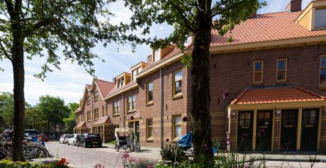 Dakpan: Tuile du Nord 44 Natuurrood 600 | Grootschalige Renovatie 'Tuindorp' | Van der Pekbuurt, Amsterdam | Architect: Architectenbureau Hoogeveen B.V., Amstelveen, Nederland | Client: Ymere, Amsterdam | Completion Date: 2017-02-14